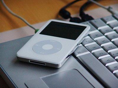 Apple обвиняют в удалении "неправильной" музыки