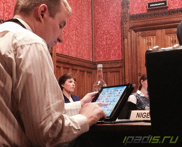 Британского депутата наказали за игру на iPad